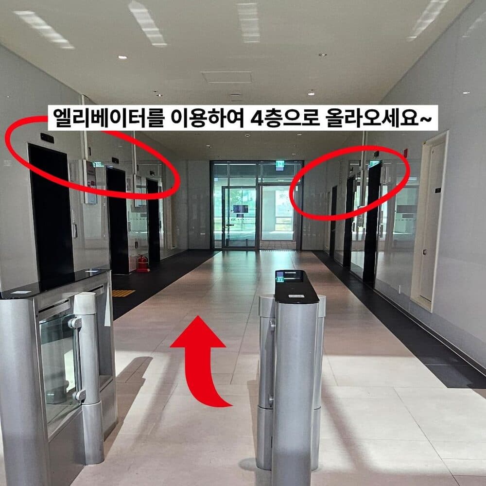 오시는 길 2단계: 로비에서 엘리베이터를 타고 4층으로 올라오세요