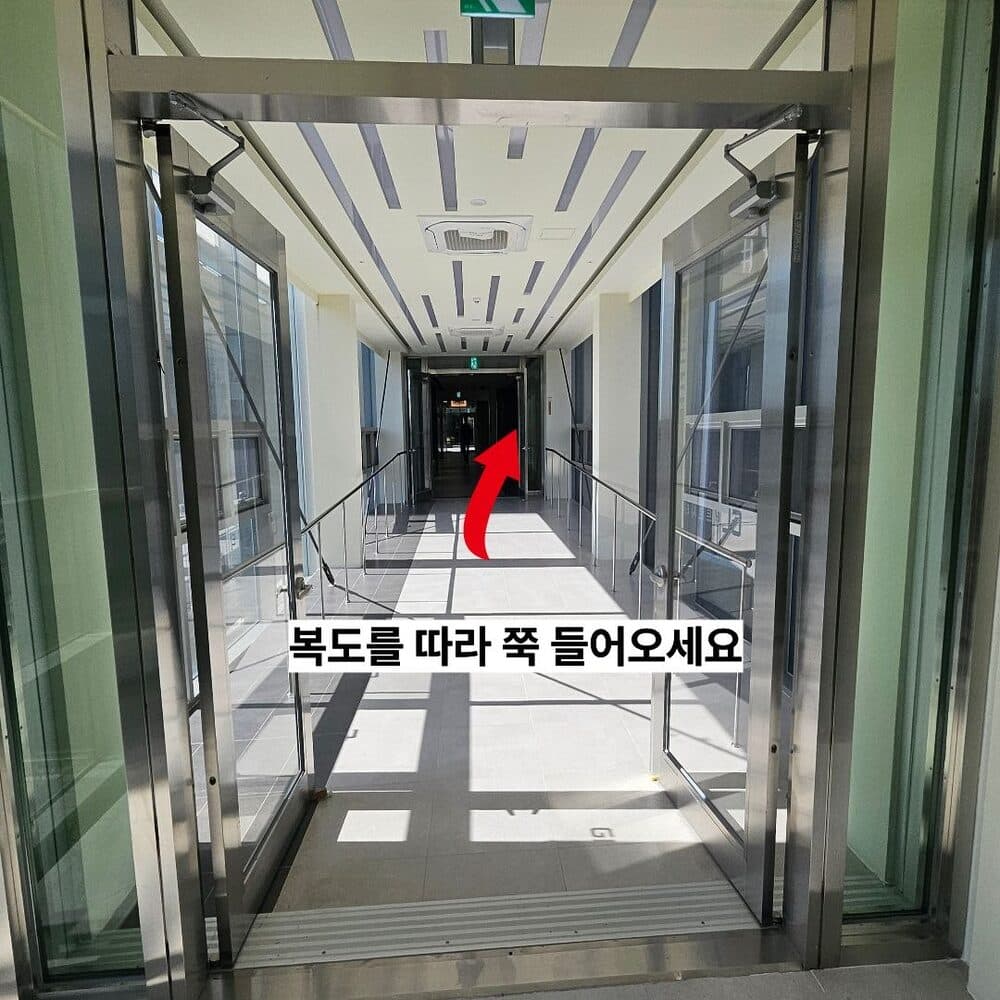 오시는 길 4단계: 복도를 따라 쭉 들어오세요